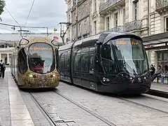 Rames des lignes 3 et 4 du tramway de Montpellier à la station Gare Saint-Roch, à gauche la ligne Ligne 4 et à  droite la Ligne 3.