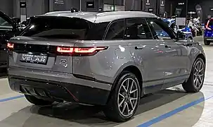 Vue arrière d'un modèle Velar présenté au Salon de Zurich 2021.