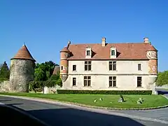 La façade est du manoir Renaissance de la ferme ; à g., le colombier.