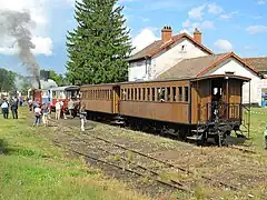 Les voitures C 109 et C 121 des Voies Ferrées du Velay.