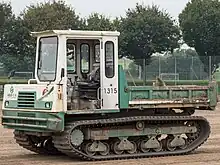 Tombereau chenillé de marque Hutter.