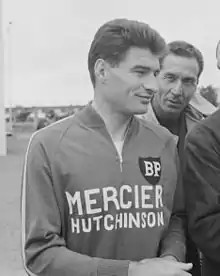 Photographie en noir et blanc montrant un cycliste portant un maillot marqué Mercier-BP-Hutchinson.