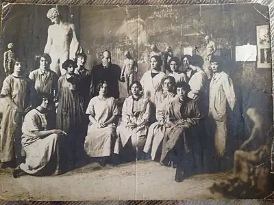 Raymonde Martin à droite de profil. Collection Gaston Marie Martin[réf.&nbsp;nécessaire].