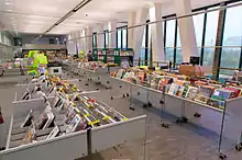 Rayons de la bibliothèque Simone-de-Beauvoir