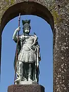 Statue au-dessus d'un puits dans le bourg de Rebourguil.