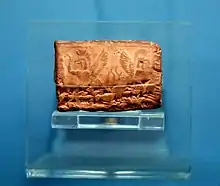 Tablette administrative de l'archive de Mutta, v. 1133 av. J.-C. avec impression de sceau-cylindre de style tardif représentant des créatures ailées à têtes d'oiseau. Musée archéologique d'Istanbul.