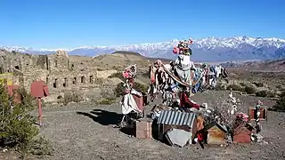 Croix d'el Gaucho Cubillos devant les ruines des bâtiments