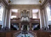 Vue intérieure de la nef vers la tribune d'orgue.
