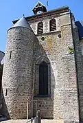 Le donjon flanqué d'une tour ronde percée de meurtrières.