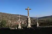 Calvaire surplombant le bourg.