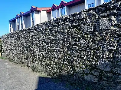 Vestige des remparts de la deuxième enceinte du Bourg-de-la-Grande-Fontaine, rue des Jardins, longeant l'hôpital Lesbazeilles