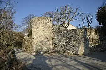 Vaunaveys : les remparts.