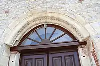 La porte moulurée en plein cintre qui date du XIIe siècle est la partie la plus ancienne de l'église.