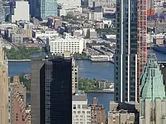 Ruines du Smallpox Hospital vues depuis la terrasse panoramique du Comcast Building.