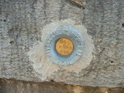 Un repère du réseau NGF. L'altitude indiquée sur la plaquette altitudinale au centre du médaillon est désormais arrondie au mètre.