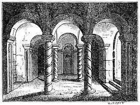 Gravure en noir et blanc d'une salle avec des colonnes aux motifs en spirale supportant des voûtes en arcs plein cintre.