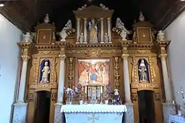 Maître-autel en pierre à croix de malte et retable, XVIIe siècle.