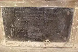 Texte sur soubassement.