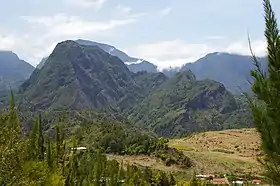 Le piton d'Anchaing vu depuis un point de vue surplombant la Mare à Poule d'eau