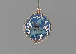 Broche réversible, c. 1869, émail et or, MET.