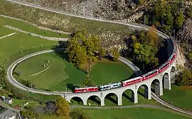 Le Bernina Express franchissant le viaduc hélicoïdal de Brusio sur la ligne de la Bernina.