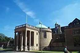 photographie en couleurs d'un bâtiment.