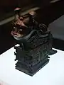Vase gong pour verser les boissons fermentées en forme de dragon, période moyenne des Zhou de l'Ouest, Musée d'Histoire du Shaanxi.