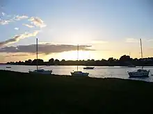 Le bras de mer séparant l'île de Kerner du continent.