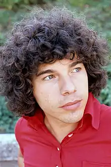 Photographie en couleurs, représentant un homme (Richard Cocciante).