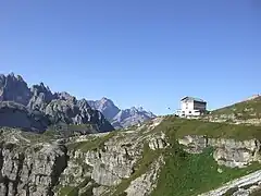 Le refuge avec vue panoramique sud-ouest.