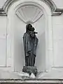 Statue Vierge et Enfant sur la façade de l'église.