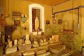 Statue de Notre-Dame de Lourdes, autel et trouvailles archéologiques.