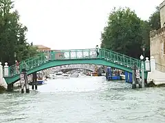 Ponte Santa Chiara (o del Monastero)  reliant les Fondamenta Santa Chiara (Piazzale Roma) aux Giardini Papadopoli