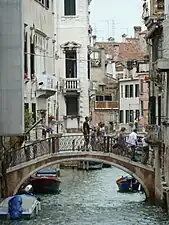 le Ponte drio la Pietà (ou dei Becchi, d'après les chèvres qui furent débarquées ici pour être conduites au marché), reliant Campiello drio et calle éponyme