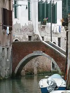 Ponte Furàtola Il relie le sottoportego éponyme au campiello dei Meloni