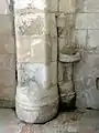 Pilier engagé et base au revers de la façade.
