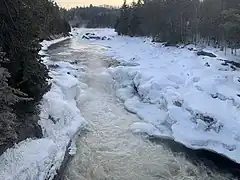 Crue printanière, la rivière dans ses voiles de glaces et de neiges, Notre-Dame-de-Montauban.