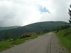 Après avoir passé la ferme-auberge de Landersen. Le Petit Ballon (1 272 m) apparaît au fond à gauche avec le col et la ferme-auberge de Rothenbrunnen.