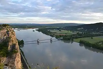 Vue vers l'aval : le pont du Robinet et le début du canal de Donzère-Mondragon.