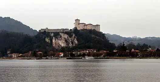 La forteresse Borromée d'Angera (it) sur la rive lombarde du lac Majeur vue depuis Arona.