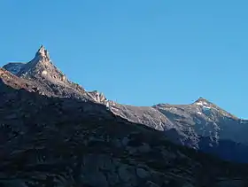 Les dents d'Ambin à gauche et le mont d'Ambin à droite vus depuis le vallon d'Ambin.
