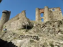 Tour ronde du château de Rochebaron (à gauche, parfois appelée donjon, avec sa tourelle d'escalier) et le complexe porterie/chapelle (à droite).