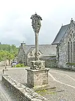 Le calvaire devant l'église paroissiale Notre-Dame de la Tronchaye.
