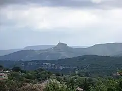 Le Rocher de Sampzon vu des grads de Joyeuse.