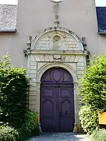 Le portail du bâtiment d'entrée.