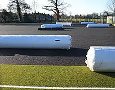 Rouleaux de pelouse artificielle.