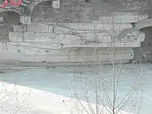 Vestiges des blocs de travertin composant l'éperon inclus dans une maçonnerie plus récente.