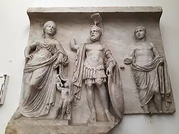 Sculpture montrant un soldat et deux citoyens