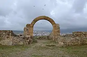 Photographie montrant l'arc d'entrée du fort romain de Tamuda