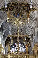 Partie haute du jubé de l'église St Mary à Wellingborough. Crucifixion, séraphins et Christ en Majesté